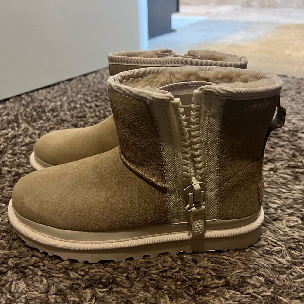UGG Women’s size 8 US Boots-never worn